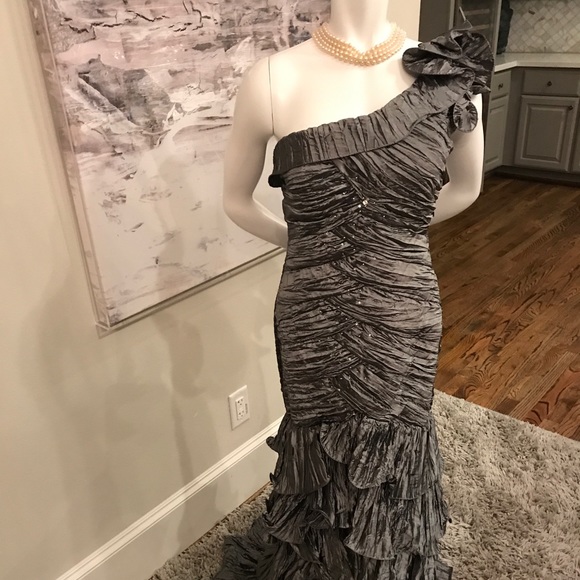 New small gray evening gown. - Picture 2 of 6